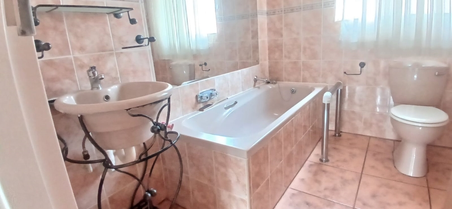 5 Bedroom Property for Sale in La Provance Free State